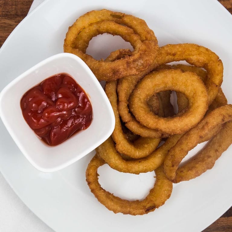 Crunchy Onion Rings: A Bar & Grill Favorite